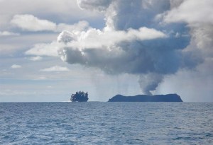 18 Maret 2009, fotografer Dana Stephenson merekam foto letusan gunung api bawah laut di lepas pantai Tonga (Dana Stephenson/Getty Images)