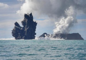 Rangkaian foto seri ketiga letusan Gunung Api bawah laut. 18 Maret 2009. Fotografer Dana Stephenson(Dana Stephenson / Getty Images). 