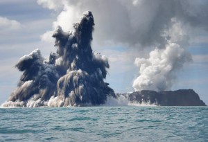 Rangkaian foto seri kelima letusan Gunung Api bawah laut. 18 Maret 2009. Fotografer Dana Stephenson(Dana Stephenson / Getty Images). 