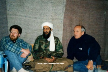 Dari kiri ke kanan, Abu Musab al-Suri, yang melatih tentara untuk al Qaeda, Osama Bin Laden dan Gwynne Roberts, dokumentarian Inggris-banimustajab
